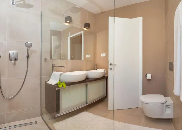 Seaview Ciovo Deluxe Dva 6 Beautiful Bedrooms