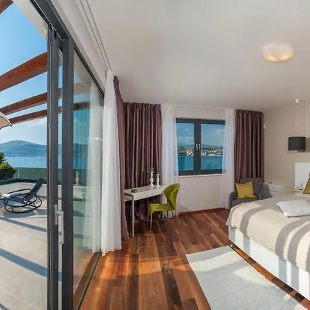 Seafront Ciovo Deluxe Dva 6 Beautiful Bedrooms Private Pools Sea Front - Sauna