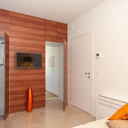 Villa Seafront Ciovo Deluxe Dva 6 Beautiful Bedrooms Private Pools Sea Front - Sauna