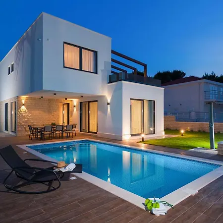 Villa Seafront Ciovo Deluxe Dva 6 Beautiful Bedrooms Private Pools Sea Front - Sauna *