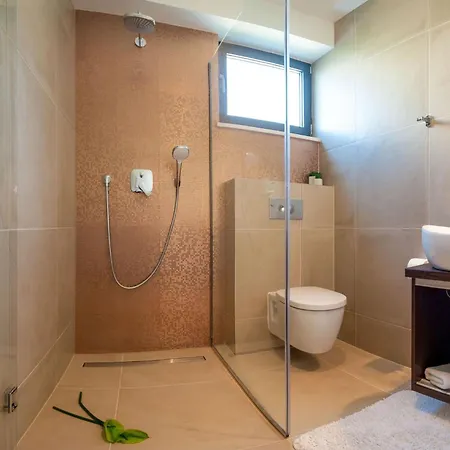 Seaview Ciovo Deluxe Dva 6 Beautiful Bedrooms فيلة تروغير