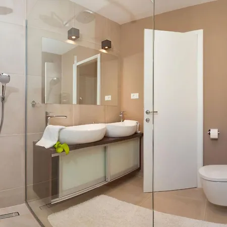 Seaview Ciovo Deluxe Dva 6 Beautiful Bedrooms